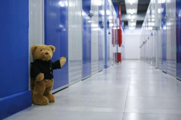 Self Storage Essonville - Bear beside storage lockers